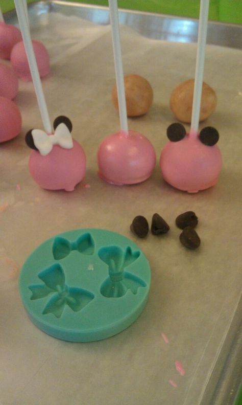 Easy way to do Minnie Mouse cake pops! Just use chocolate chips and a bow. (Bow mold is Martha stewart from Michael's craft store.) Minnie Mouse Cake Pops, Minnie Mouse 1st Birthday, Minnie Mouse Baby Shower, Minnie Birthday Party, Minnie Mouse Theme, Minnie Mouse Cake, Minnie Party, Mickey Party, Minnie Mouse Birthday Party