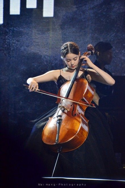 Cello Portrait, Music Photoshoot, Musician Portraits, Musician Photography, Frida Art, Violin Players, Street Musician, Music Painting, Piano Player