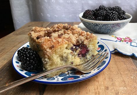 Blackberry Coffee Cake, Cake Frosting Decorating, Frosting Decorating, Black Berries, Blackberry Recipes, Quick Cake, Cake Delicious, Sour Cream Coffee Cake, Filled Donuts