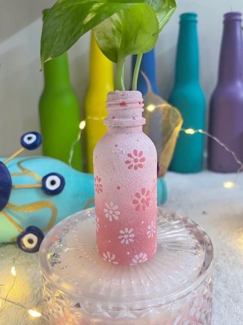 Glass Bottles Art Paint Easy, Glass Bottle Painting Ideas Easy, Aesthetic Bottle Painting, Painting On Bottles, Bottle Paintings, Bottle Fairy Lights, Butterfly Lamp, Decorative Glass Jars, Easy Mandala