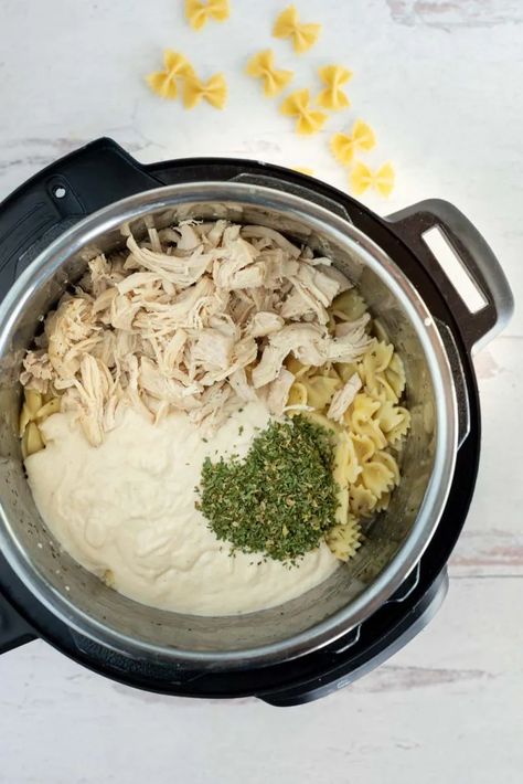 Cooked noodles, shredded chicken, seasonings, and Alfredo sauce added to an Instant Pot. Instant Pot Chicken Alfredo, Alfredo Noodles, Jarred Alfredo Sauce, Chicken Enchilada Pasta, Instant Pot Dinner, Chicken Bacon Pasta, Enchilada Pasta, Chicken Alfredo Pasta, Garlic Cream Sauce