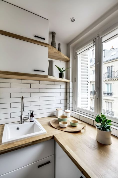 Está buena la mesada de madera, y los subway  tiles Dapur Skandinavia, Scandinavian Kitchen Design, Small Apartment Kitchen, Kabinet Dapur, Wooden Counter, Window Ideas, Kitchen Corner, Scandinavian Kitchen, Apartment Kitchen