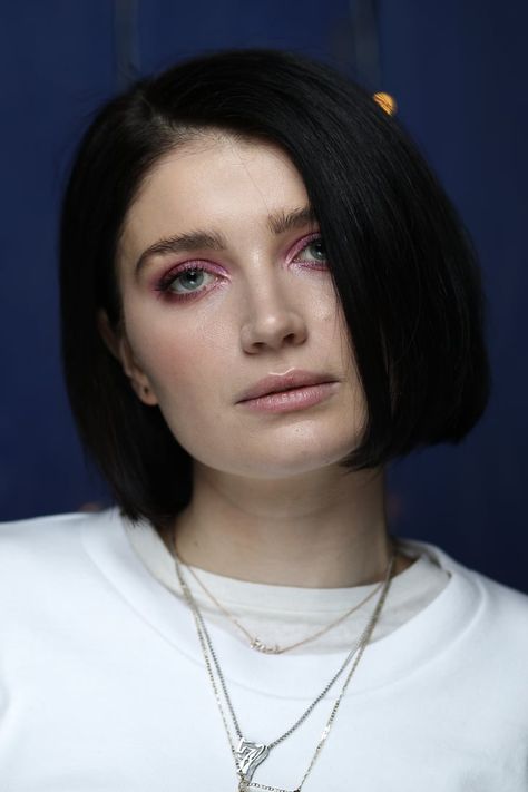 Watch Behind Her Eyes Star Eve Hewson on The Tonight Show Eva Hewson, Behind Her Eyes, Eve Hewson Short Hair, Eve Hewson Hair, Eve Hewson, Daisy Johnson Season 3 Hair, Eve Hewson Behind Her Eyes, Anne Hathaway Hair Met Gala, Anne Hathaway Hair The Idea Of You