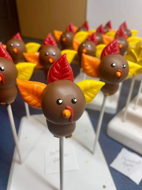 Cake Pops Thanksgiving, Orange Cake Pops, Emoji Cake Pops, Turkey Cake Pops, Thanksgiving Cake Pops, Fall Cake Pops, Thanksgiving Goodies, Picnic Cake, Chocolate Caramel Pretzels