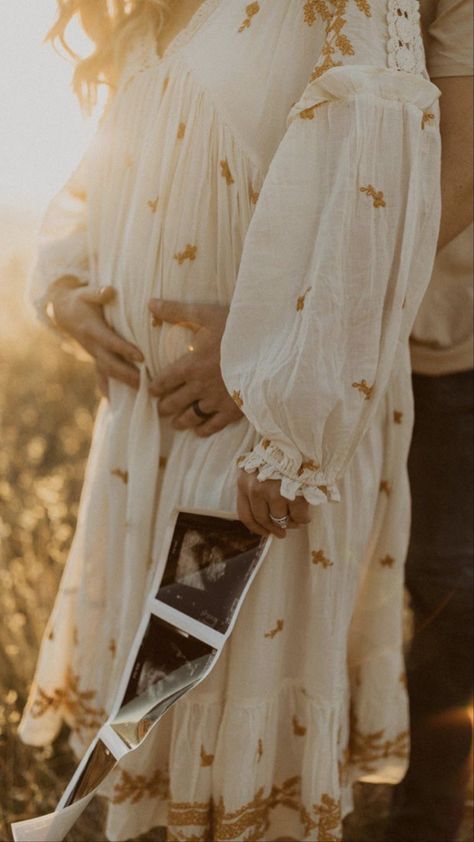 Pregnancy Announcement Photography, Pregnancy Announcement Pictures, Pregnancy Announcement Photoshoot, Maternity Photography Poses Outdoors, Baby Announcement Photoshoot, Cute Pregnancy Pictures, Maternity Photography Poses Couple, Maternity Photo Outfits, Maternity Photography Poses Pregnancy Pics