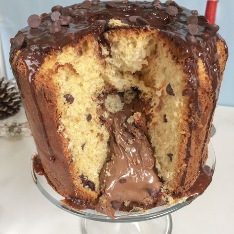 Panettone de Chocolate con relleno de Nutella Panettone Recipe, Toffee Bars, Christmas Holiday Cake, Dessert Recipies, I Love Chocolate, Bread Recipes Homemade, Christmas Treats, Food Cravings, Christmas Desserts