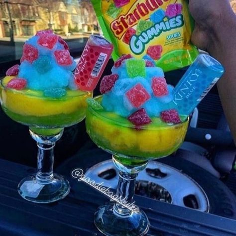 🍒𝐛𝐫𝐚𝐭𝐳 𝐨𝐧𝐥𝐲🍒 on Instagram: “Candy slushies 😍  #slush #candydrinks #sourpatch #jollyrancher #skittles🌈😋” Slushy Alcohol Drinks, Best Junk Food, Slushy Drinks, Jelly Sweets, Pretty Alcoholic Drinks, Slushie Recipe, Candy Cocktails, Mango Cream, Candy Drinks