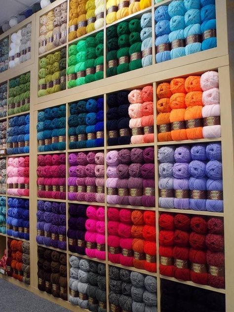 Yarn Display, Knitting Room, Crochet Store, Arts And Crafts Storage, Yarn Organization, Dream Craft Room, Craft Room Design, Mode Crochet, Yarn Storage