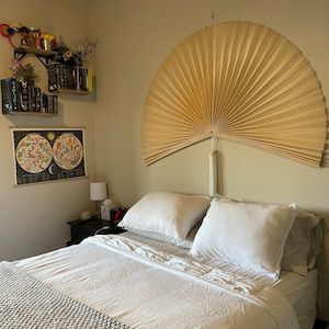 Fan Over Bed, Fan Headboard, Modern Boho Bedroom Ideas, Palette Bed, Over Bed Decor, Fan Wall Decor, Fan Decor, Fan Japanese, Bamboo Fan