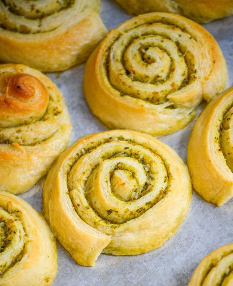 Pesto Pinwheels Pesto Pinwheels, Fingerfood Recipes, Pesto Bread, Croissant Roll, Pinwheel Sandwiches, Easy Delicious Dinners, Pesto Cheese, Pinwheel Appetizers, Family Supper