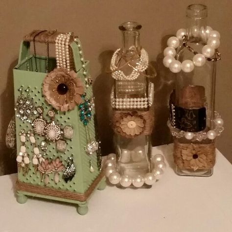 Upcycled DIY jewelry holders --  Vintage cheese grater & old bottles… Cheese Grater Jewelry Holder, Cheese Grater Earring Holder, Jewelry Holders Diy, Jewelry Holder Diy, Vintage Repurposed Items, Creative Jewelry Displays, Desain Merek, Jewelry Storage Diy, Upcycling Diy