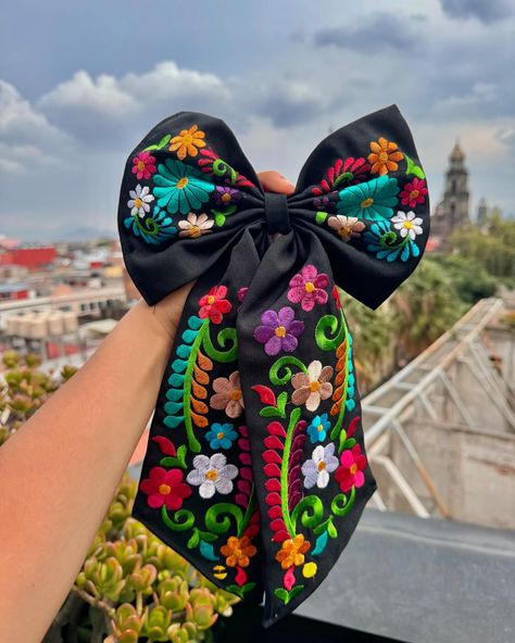 Our Embroidered Mexican bows 🎀 are back in stock 💕 Shop now 🛍️🛒 www.tienditabonitashop.com🛍️💕 #latina #latinaownedbusiness #latina #latinabusiness #latinapower #latinaboss #latinablogger #latinabloggers #latinabrand Fiesta Outfits For Women, Cute Mexican Outfits, Mexican Accessories, Outfit Mexicano, Mexican Quinceanera Dresses, Latin Fashion, Ballet Hairstyles, Latina Power, Ballet Folklorico