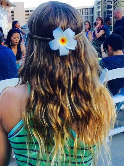 Hawaiian twist-back hairstyle! Hawaiian Spirit Day Hairstyles, Tropical Party Hairstyles, Hawaiian Party Hairstyles, Hawaiian Hairstyles For Short Hair, Hawaiian Hair Styles, Hawaiian Luau Hairstyles, Hawaiian Hairstyles Easy, Hawaiian Day Spirit Week, Luau Hairstyles