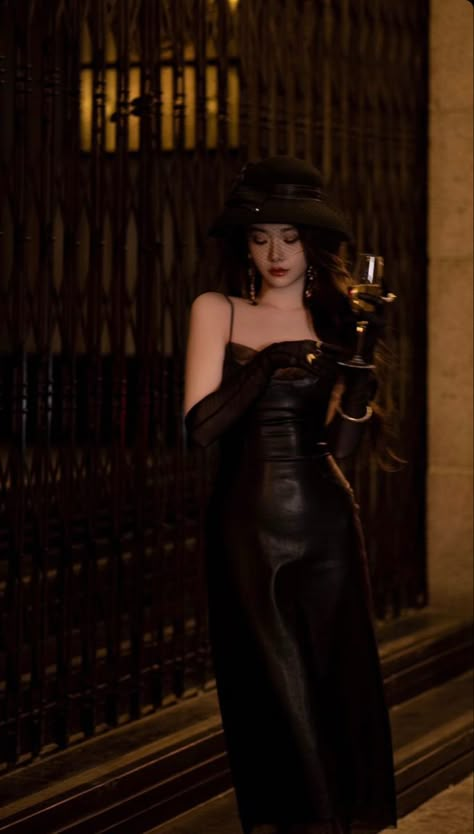 #ulzzang #model #fashion #yuyan #thenine #the9 Vintage Theme Photoshoot, Chinese Photoshoot, Mafia Queen, Night Snap, Black Dress Elegant, Fairy Prom Dress, Black And Gold Aesthetic, Debut Photoshoot, Chinese Style Dress