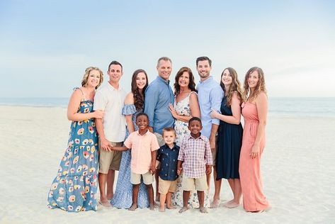 Family Beach Pictures Outfits, Shine Photography, Beach Picture Outfits, Family Photos What To Wear, Summer Family Pictures, Large Family Photos, Family Beach Pictures, Beach Family Photos, Family Picture Outfits