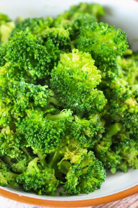 Longhorn Steakhouse Broccoli is the perfect side dish for nearly any meal! This copycat recipe will make you think you're in the booth! Of course melted butter is a great way to make every vegetable taste better! Instapot Broccoli, Steakhouse Broccoli, Seasoned Steamed Broccoli, Steamed Broccoli Recipes, Broccoli Cheese Casserole Easy, Instant Pot Veggies, Steam Broccoli, Instant Pot Broccoli, Seasoned Broccoli