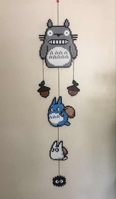 wall hanging of my neighbor Totoro characters made from perlers and chain links. Totoro Room Decor Diy, My Neighbor Totoro Perler Beads, Perler Wall Decor, Perler Beads Wall Decor, Totoro Room Decor, Totoro Decor, Totoro Room, Totoro Perler, Perler Wall