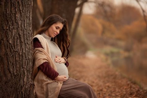 Pregnancy Autumn Photoshoot, Pregnancy Photos Autumn, Autumn Pregnancy Photoshoot, Winter Maternity Shoot, Couple Maternity Poses, Dog Baby Announcement, Fall Maternity Photos, Outdoor Maternity Photos, Maternity Photography Poses Pregnancy Pics