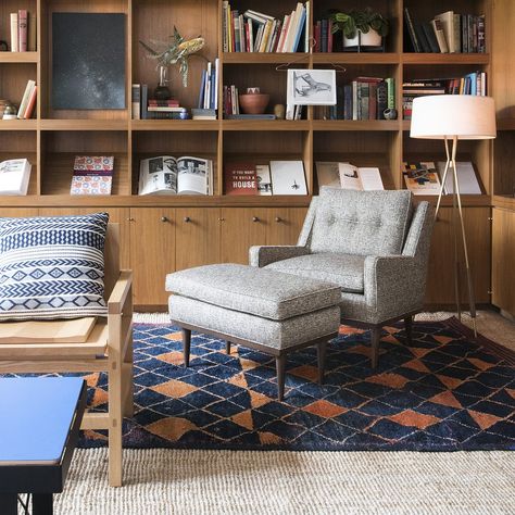 Midcentury Library Room, Chair In Front Of Bookcase, Midcentury Modern Library Room, Decorating Bookshelves, House Design Ideas, Home Library Design, Home Libraries, Living Room Inspo, Home Library