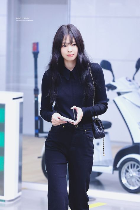 Jennie Airport Style, Paint It Black, Icn Airport, Wispy Bangs, Airport Style, Airport Outfit, Blackpink Fashion, Fashion Editor, Blackpink Jennie