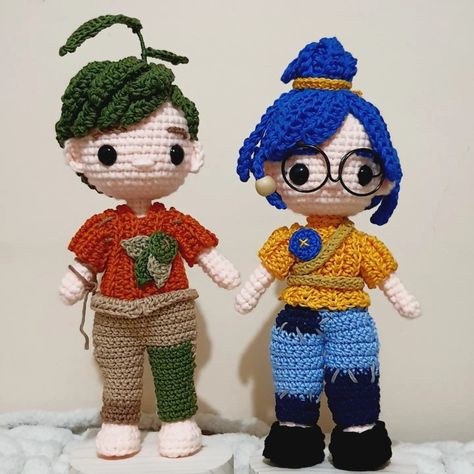 two amigurumi dolls - one in the likeness of cody and one looking like may, both characters from the video game it takes two. the dolls are standing on a wooden platform Crochet Custom Doll, It Takes Two Crochet Pattern, Amigurumi Base Doll, Doll Base Crochet Pattern Free, Video Game Amigurumi, Crochet Doll Ideas, Crochet Video Game Patterns, Gaming Crochet Patterns, It Takes Two Game May And Cody