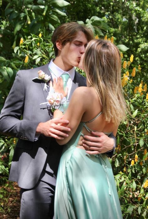 Look I can’t do this I’m really……….mmmm boy but I really want to be your girlfriend after you kissing me like that! Couple Prom Pictures, Prom Picture Ideas, Couples Prom, Hoco Pictures, Prom Picture Poses, Prom Picture, High School Dance, Prom Poses, Formal Dance