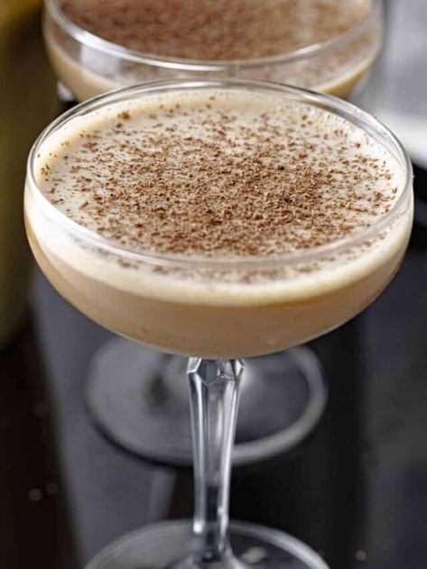 Vanilla Espresso Martini Low Calorie Espresso Martini, Rumchata Espresso Martini, Espresso Martini Vanilla Vodka, Espresso Martini Pitcher, Vanilla Espresso Martini, Creamy Espresso Martini Recipe, Espresso Martini With Cold Brew, Creamy Espresso Martini, Vanilla Martini