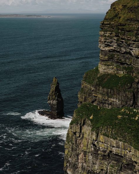 A large rock formation in the middle of a body of water photo – Free Cliffs of moher Image on Unsplash Cliff Pictures, Water Photo, Creative Commons Images, Today Images, Map Marker, County Clare, Ireland Landscape, Cliffs Of Moher, Body Of Water