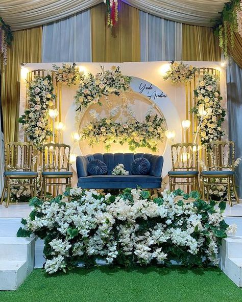 Dekor Nikahan, Wedding Stage Background, Pelamin Cantik, Dekorasi Wedding, Nikah Decor, Wedding Reception Layout, Reception Stage Decor, Wedding Stage Design, Dream Wedding Decorations