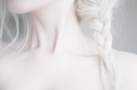 Screenshot by Lightshot Pale Aesthetic, Long White Hair, Pale White, Natalie Dormer, Aragon, Pale Skin, 인물 사진, Vintage Modern, White Aesthetic