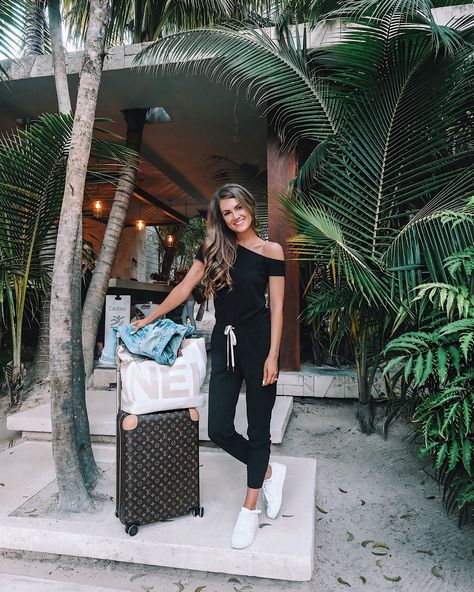 airport outfit - love the suitcases Tulum Outfits Ideas, Airport Outfit Winter, Tulum Mexico Outfits, Comfy Airport Outfit, Tulum Outfits, Comfortable Travel Outfit, Caitlin Covington, Airport Outfit Summer, Comfy Travel Outfit