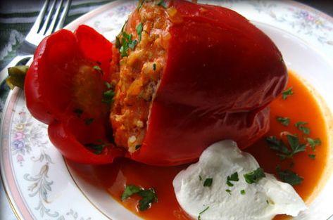 Ardei Umpluţi (Romanian Stuffed Peppers) Romanian Sausage, Food With Beef, Europe Kitchen, Food With Meat, Cooking Around The World, Romanian Culture, Foods Of The World, Stuffed Eggplant, Romanian Recipes