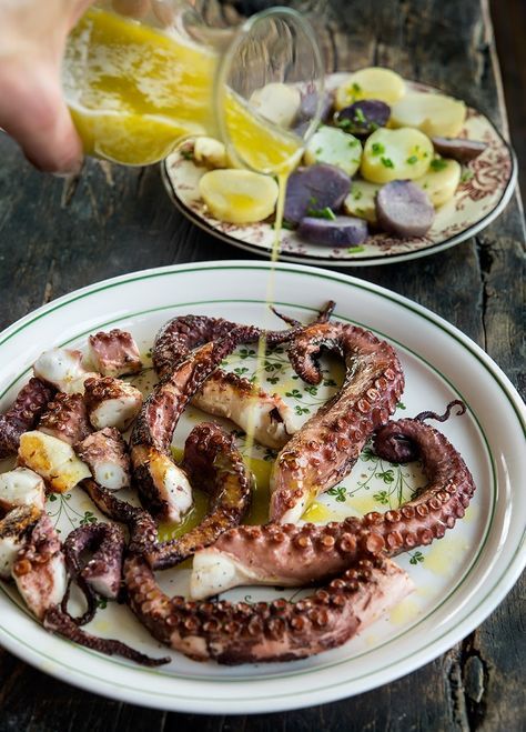 Wild Greens and Sardines : Octopus with Ladolemono Octopus Recipes, Idee Pasto Sano, Calamari, Fish Dishes, Seafood Dishes, Greek Recipes, Fish And Seafood, Fish Recipes, Seafood Recipes