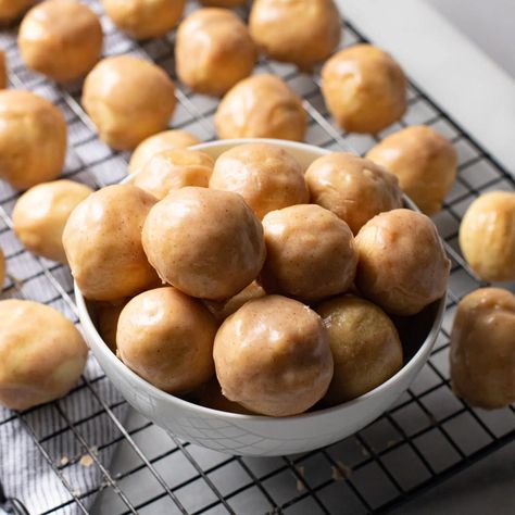 Air-Fried Cinnamon Glazed Donut Holes Donut Holes Recipe Air Fryer, Glazed Donut Holes, Air Fry Donuts, Baked Donut Holes, Donut Hole Recipe, Doughnut Holes, Healthy Donuts, Gluten Free Donuts, Glazed Donut