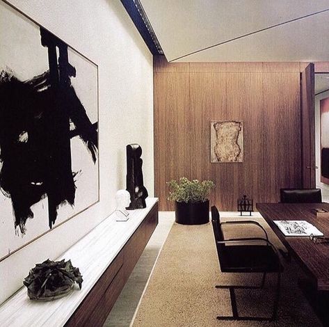 The office of art collector and founder of CBS William S. Paley in New York. What we see is a fantastic Franz Kline to the left, beautiful… Knoll Office, Bauhaus Principles, Franz Kline, Wallpaper Interior Design, Corporate Interiors, Eero Saarinen, Florence Knoll, Office Interior, Corporate Office