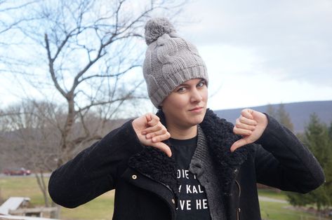 How To Wear A Hat With Short Hair & Look Positively Adorable — PHOTOS Short Hair With Beanie Winter, Short Hair With Hats Women, Hair From Long To Short, Hat Hairstyles Short Hair, Hats With Short Hair, Short Hair And Hats, Short Hair Fashion Outfits, Short Hair Hat, Winter Hat Hairstyles