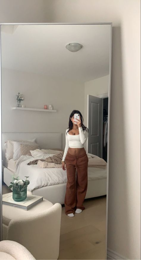 Selfie In Bedroom, Bedroom Mirror Selfie, Bedroom Selfie, Bed Selfie, Instagram Feed Tips, Single Pic, Bedroom Mirror, Room Inspo, Instagram Feed