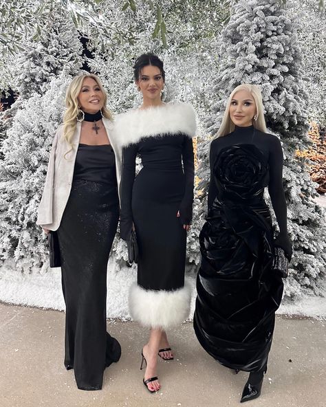 Costum Elegant, Kendall Style, Funky Dresses, Elegant Outfit Classy, Black White Outfit, Bella Hadid Outfits, Kardashian Family, Elegant Dresses Classy, Jenner Style