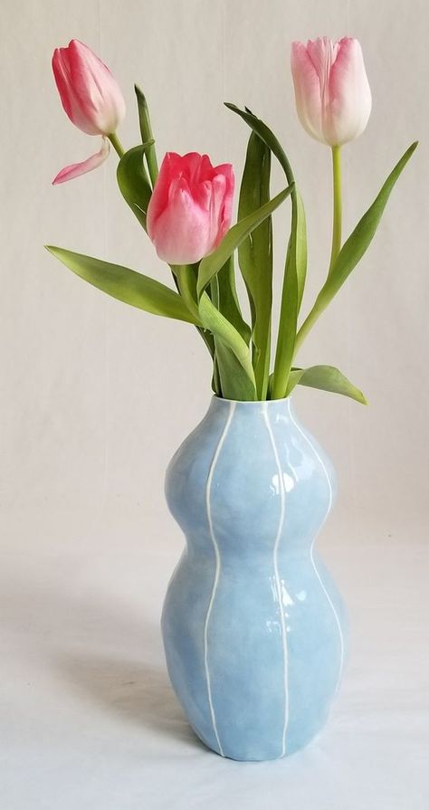 Ceramic Vase Painting Ideas Diy, Clay Vase Shapes, Abstract Vases Ceramic Pottery, Different Vase Shapes, Flower Pot Ceramic Pottery, Flower Vases Ceramic, Ceramic Vases Ideas, Funky Flower Vase, Easy Ceramic Vase