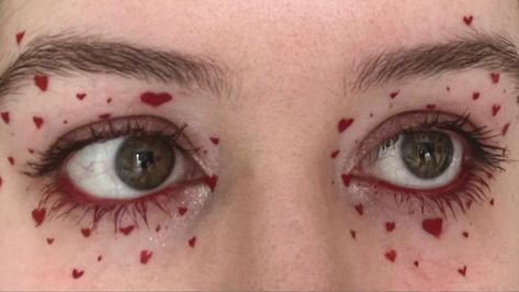 Eye Makeup On Tan Skin, Non Conventional Beauty, Love Core Makeup, Low Brow Makeup, Red Eyeliner Ideas, Whimsical Makeup Looks, Queer Halloween Costume, Valentine’s Day Make Up, Weird Makeup Looks