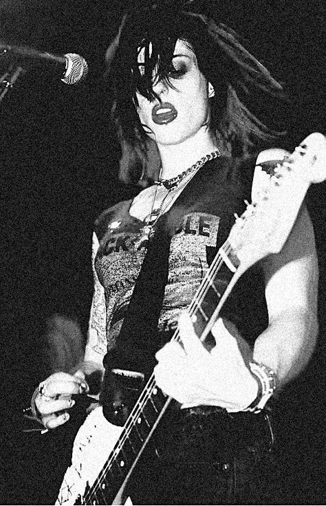 Aussie native Brody Dalle of the LA punk band The Distillers. Formed in 1998 by Brody -- with her distinctively harsh singing voice -- they broke up in 2006.  Although there were significant line-up changes over the years, it was Brody who played guitar, sang, and wrote or co-wrote nearly every song on the band's three albums. Punk Playing Guitar, Brody Distillers, Distillers Band, Punk Guitar, Punk Rock Girls, Punk Rock Girl, Chica Punk, The Distillers, How To Sing