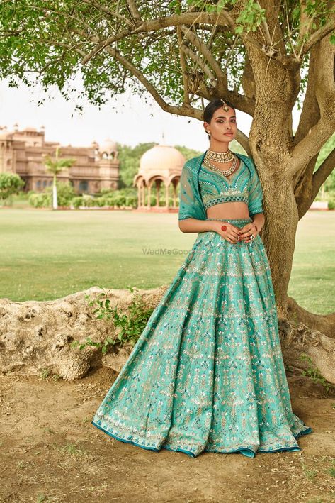 Turquoise blue bridal lehenga with jacket for engagement. See more on wedmegood.com  #wedmegood #indianwedding #indianbride #bridallehenga #lehenga #jewelry #jewellery #gottapatti #engagement #sangeet Turquoise Lehenga, Saree Bollywood, Lehenga Blouse Designs, Green Lehenga, Blue Lehenga, Red Lehenga, Lehenga Blouse, Indian Lehenga, Ghagra Choli