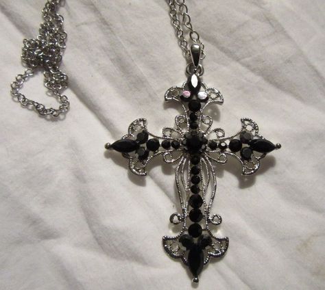 Vintage Goth Jewelry, Big Cross Necklace Aesthetic, Black Aesthetic Accessories, Cute Goth Jewelry, Goth Prom Accessories, Silver And Black Jewelry, Ghost Band Jewelry, Silver Goth Jewelry, Silver Y2k Jewelry