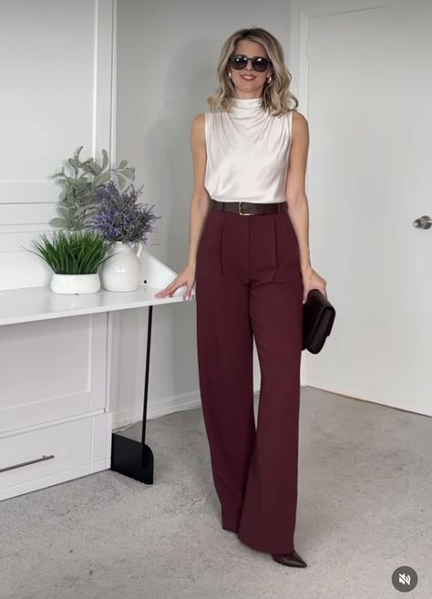 Wine Colored Jeans Outfit, White And Burgundy Outfit, Style Burgundy Pants, Cream And Burgundy Outfit, Burgandy Pants Outfits Work, Burgundy Pants Outfit Winter, Burgandy Outfits Aesthetic, Wine Pants Outfit, Burgandy Pants Outfits