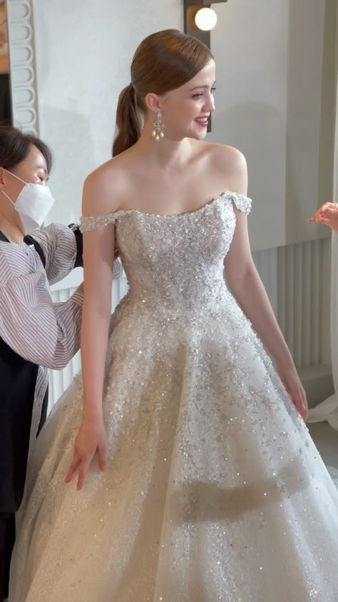 Wedding Gown Ideas Classy, Glam Wedding Dresses, Wedding Gown Designs, Wedding Gown Ideas, Dream Wedding Gown, Fairytale Wedding Gown, Wedding Dress Princess, Ethereal Gown, Korean Wedding Dress