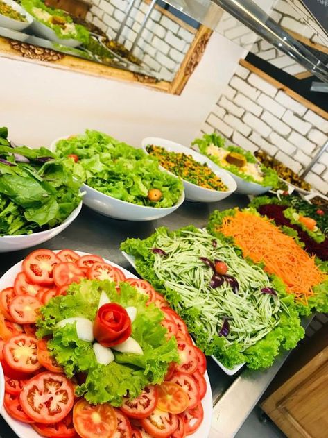 Salad Buffet Display Presentation, Salad Plating Presentation, Buffet Food Presentation, Salad Presentation, Salad Buffet, Indian Salads, Appetizer Buffet, Decorações Com Comidas, Party Food Buffet