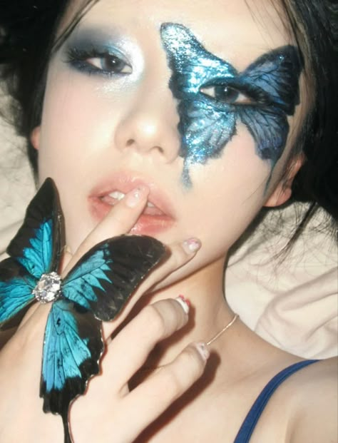 Blue Butterfly Makeup Looks, Makeup With Butterflies, Douyin Butterfly Makeup, Creative Butterfly Makeup Looks, Creative Eye Makeup Butterfly, Unconventional Makeup, Butterfly Eyes, Makeup Face Charts, Tumblr Aesthetic