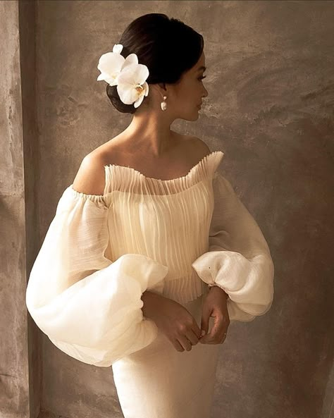 Vania Romoff, Filipiniana Wedding Theme, Filipiniana Wedding, Flower Bun, Wedding Dress Suit, Bridal Hair Updo, Bridal Flowers, Wedding Dress Inspiration, Dream Wedding Dresses