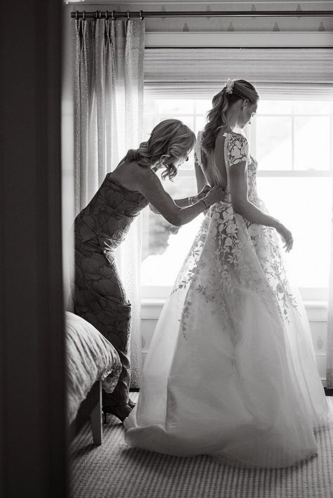 Picture Wedding Ideas, Wedding Mother Daughter Pictures, Wedding Shots Photography Photo Ideas, Photography For Wedding, Wedding Photos Ideas For Photographers, Wedding Day Photo Poses, Pictures For Wedding Day, Bride Photo Ideas Wedding Day, Inspo Wedding Photos