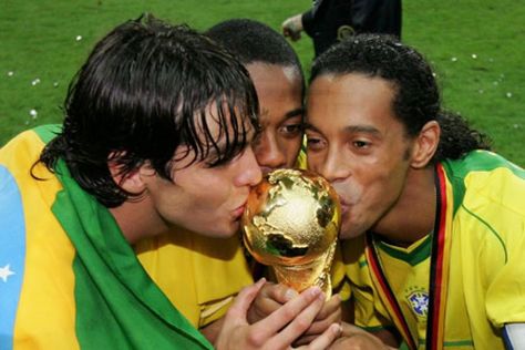 Favorite World Cup moment - Kaká, Robinho and Ronaldinho kissing the World Cup trophy in 2002. #unforgettable #jogabonito Kaka Pfp, Ricardo Kaka, Brazil Team, Brazil Football Team, 2002 World Cup, Brazil Football, Cristiano Ronaldo Real Madrid, Football Trophies, World Cup Trophy